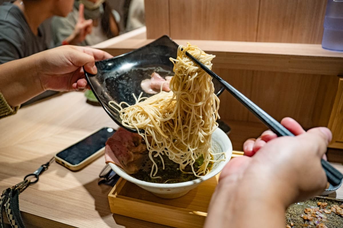 免費加麵爽吃！「新莊最強拉麵」排３小時也甘願，爆量叉燒＋特濃湯底超過癮