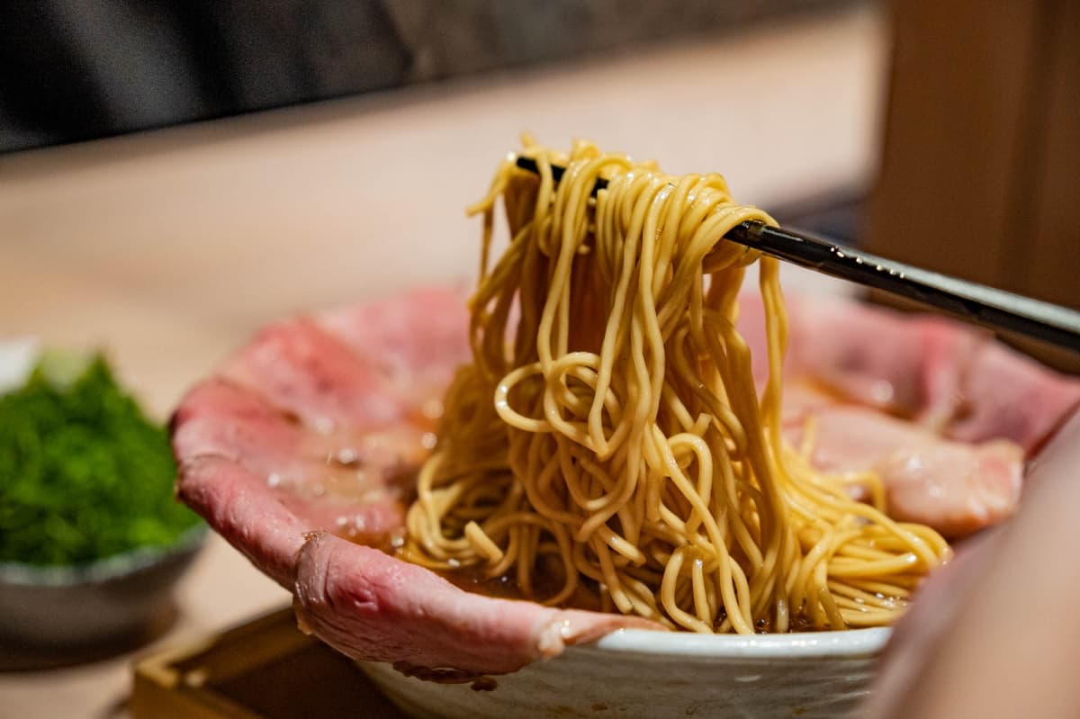 免費加麵爽吃！「新莊最強拉麵」排３小時也甘願，爆量叉燒＋特濃湯底超過癮