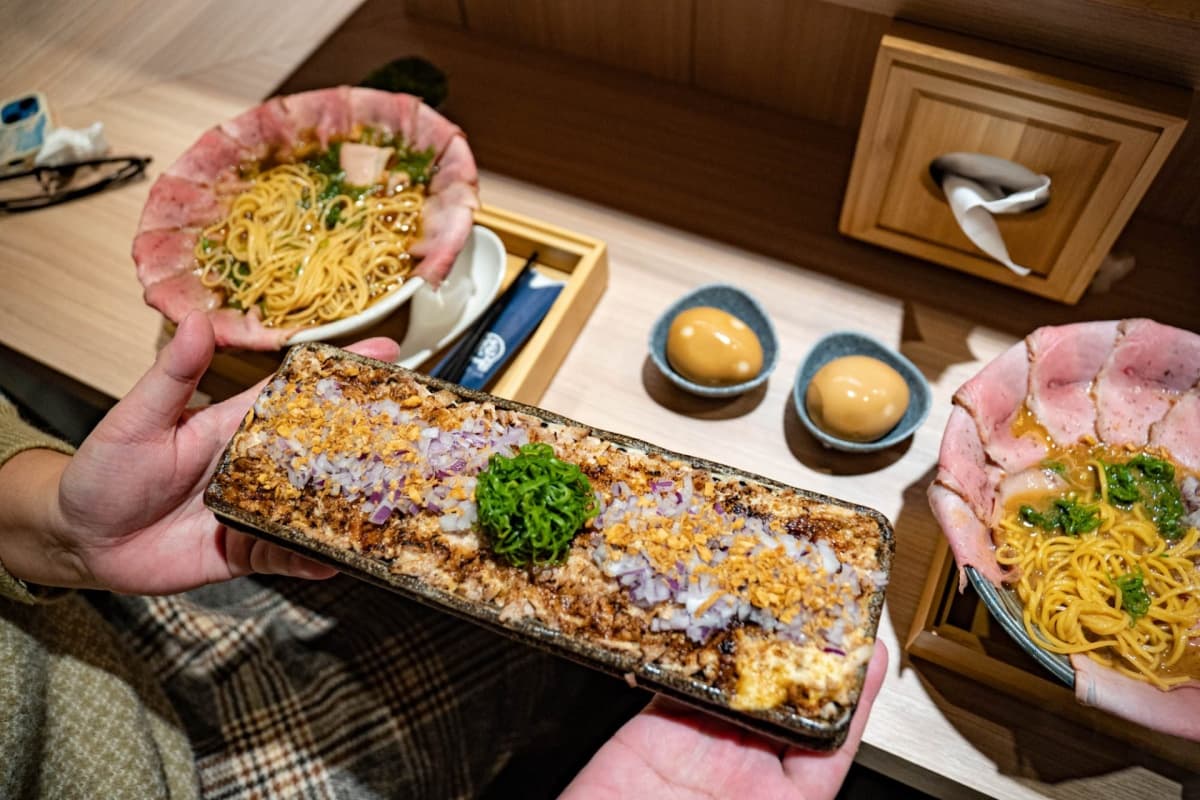 免費加麵爽吃！「新莊最強拉麵」排３小時也甘願，爆量叉燒＋特濃湯底超過癮