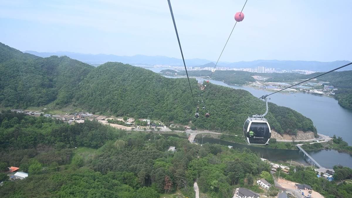 坐在纜車上，翠綠山景一覽無遺，視野極佳。（圖片來源：快樂的過每一天）