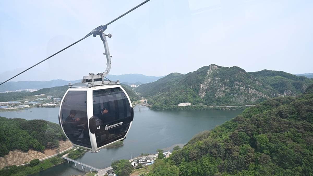 白色車廂為普通車廂，四周由玻璃製成，可以欣賞衣巖湖及三岳山的絕美景色。（圖片來源：快樂的過每一天）