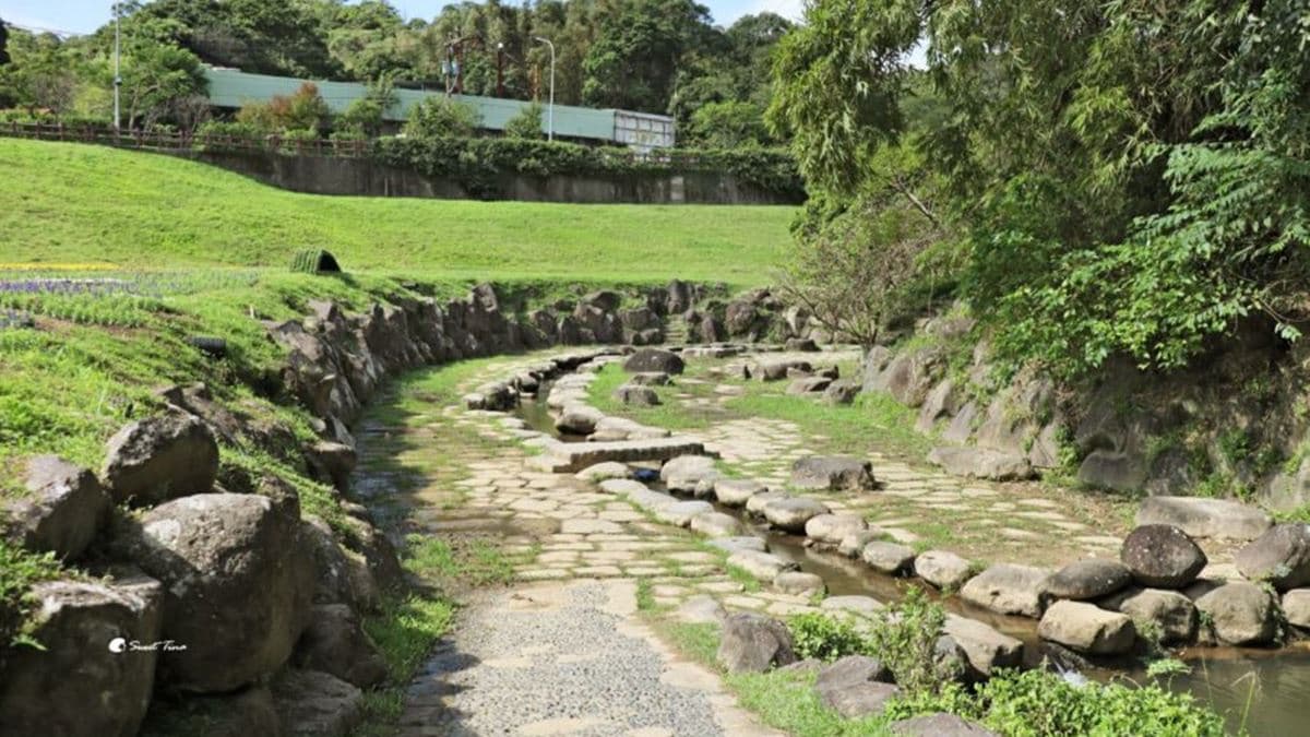 親水步道就是沿著小溪流而行，步行時感覺多了幾分涼意。（圖片來源：Sweet Tina 樂在生活分享）