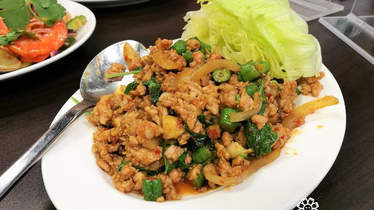 「打拋豬肉」會附上生菜，也能搭白飯享用，有２種吃法。（圖片來源：花洛米一起去玩耍）