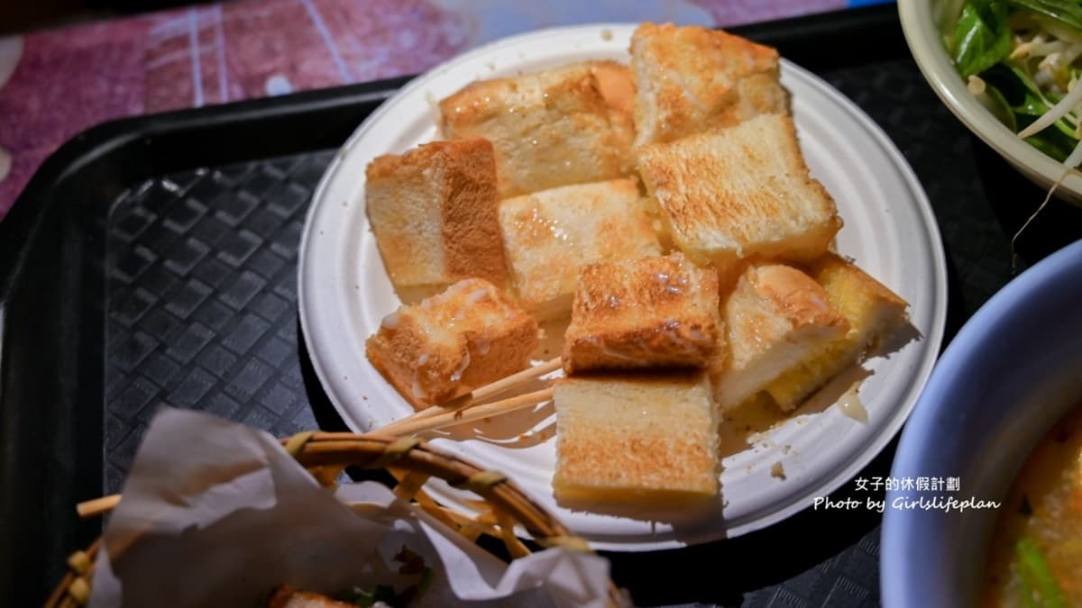 吐司烤得酥酥脆脆，撒上糖粉淋上煉乳相當邪惡好吃。（圖片來源：女子的休假計劃）