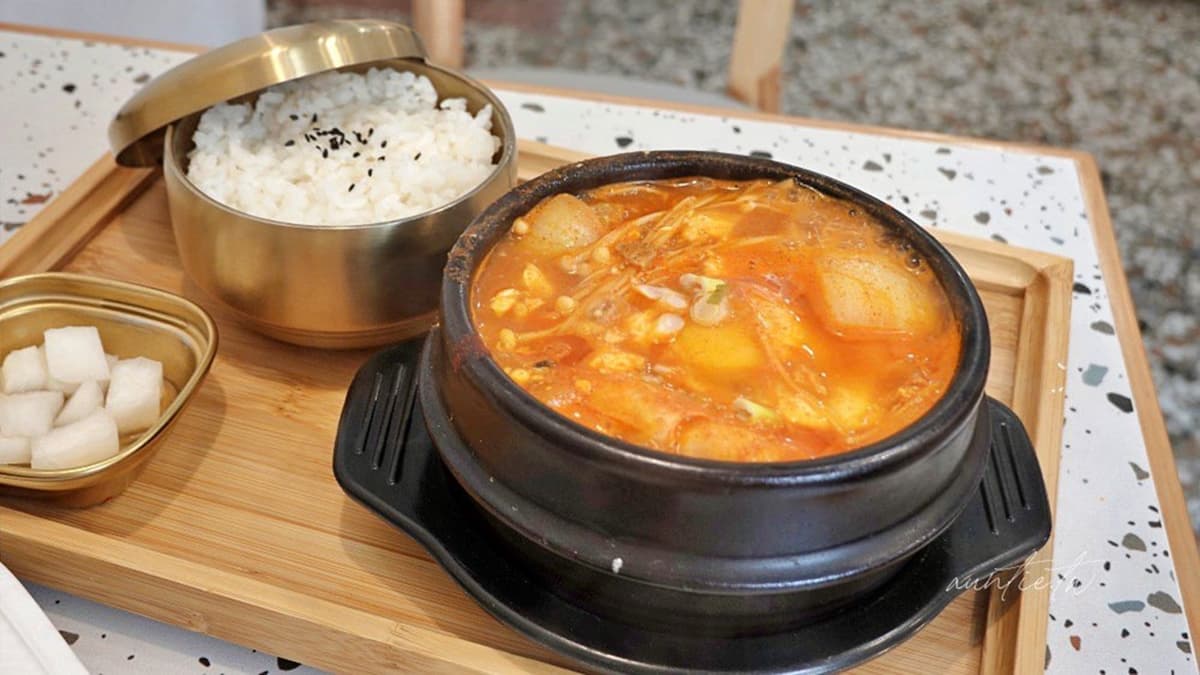 「韓式豬肉豆腐鍋」帶微微辣度，湯頭單喝也不會覺得鹹，整體頗下飯。（圖片來源：水晶安蹄不務正業過生活）
