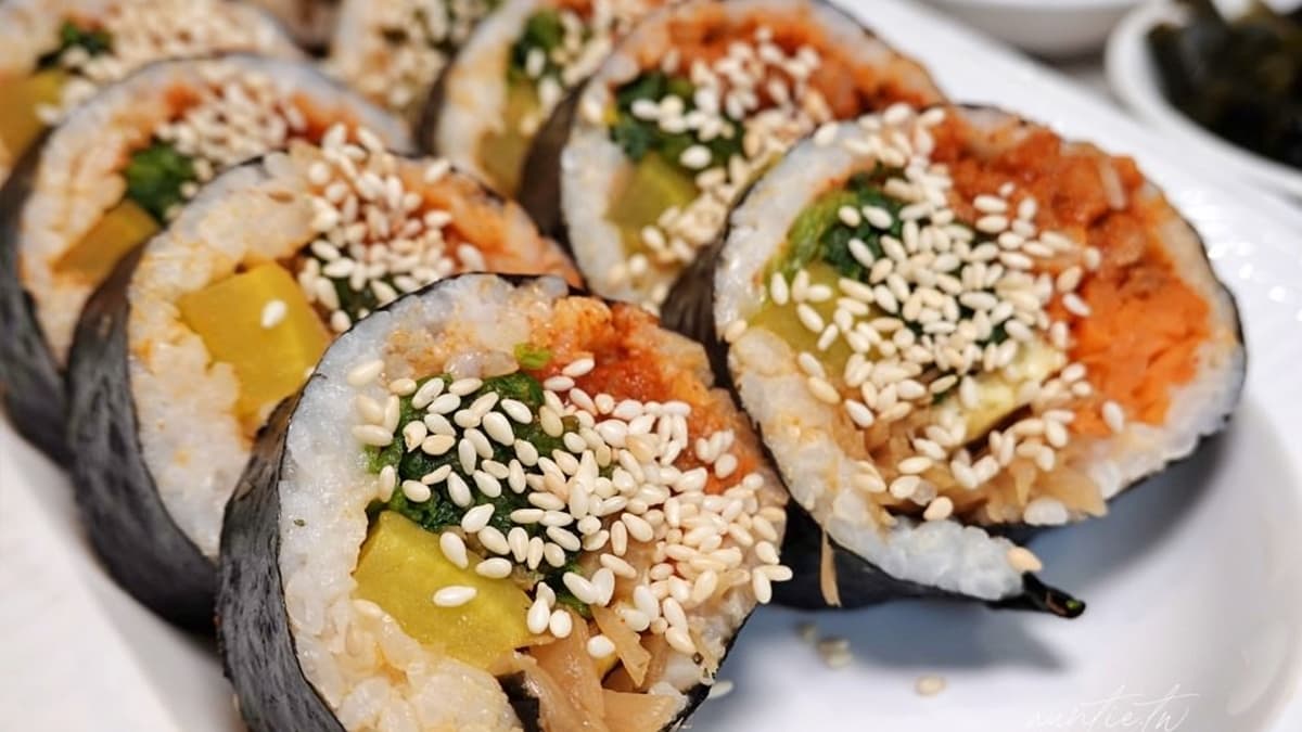 「辣豬肉飯捲」味道還不錯，搭配韓式泡菜味道更好。（圖片來源：水晶安蹄不務正業過生活）