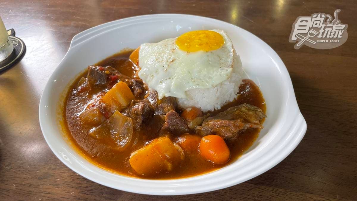 「紅酒牛肉燴飯」的肉質很嫩，辣度也很剛好。