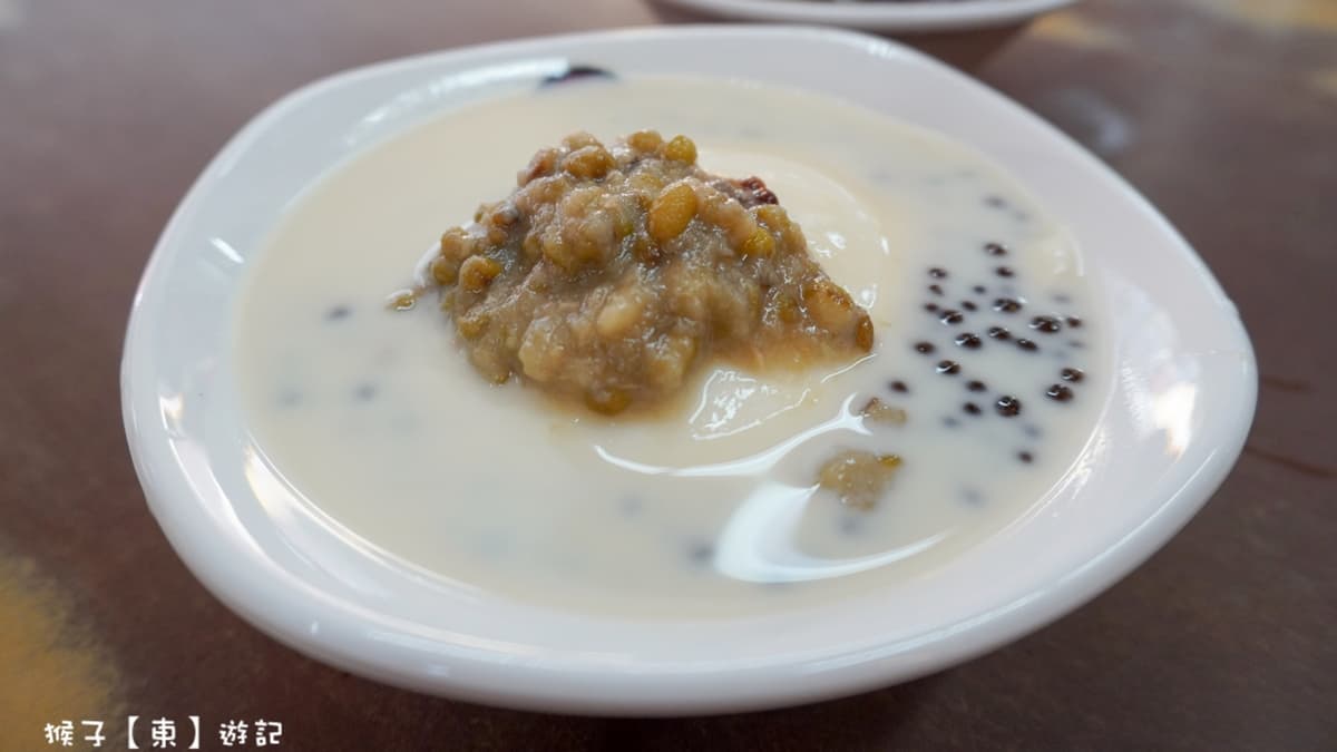 「純濃豆漿豆花」，加了消暑的綠豆和粉圓，滿滿一大碗。（圖片來源：猴子【東】遊記）