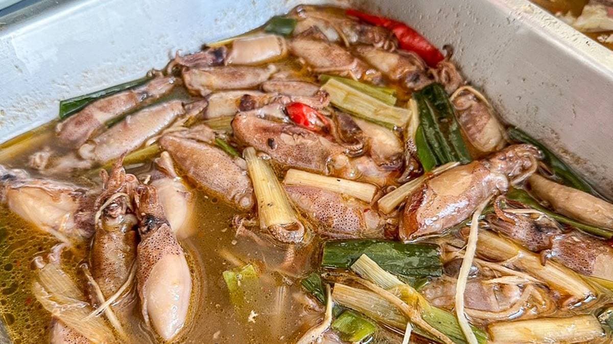 傳統滋味的滷小卷都滷到熟軟，能解決好幾碗白飯！（圖片來源：跟著尼力吃喝玩樂）