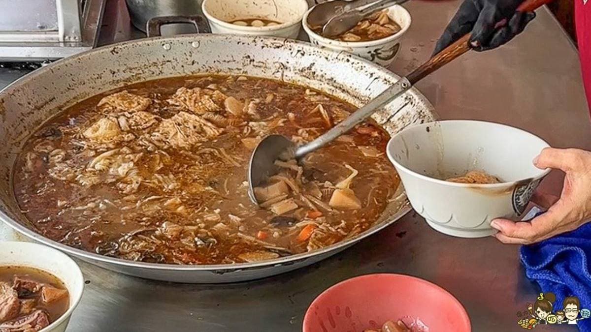 一大鍋招牌什菜湯，光看顏色就覺得是白飯殺手，每一碗都會舀入滿滿的料。（圖片來源：跟著尼力吃喝玩樂）