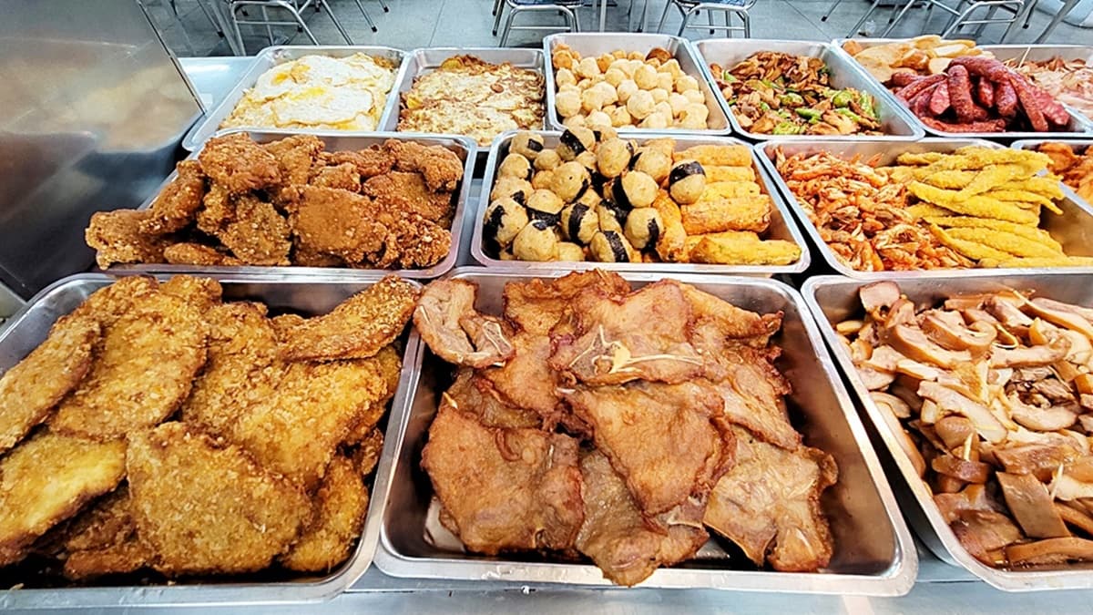 自助餐的肉類高達數十種，香腸、黑輪、丸子、荷包蛋、菜脯蛋樣樣都有。（圖片來源：小涼的美食小天地）