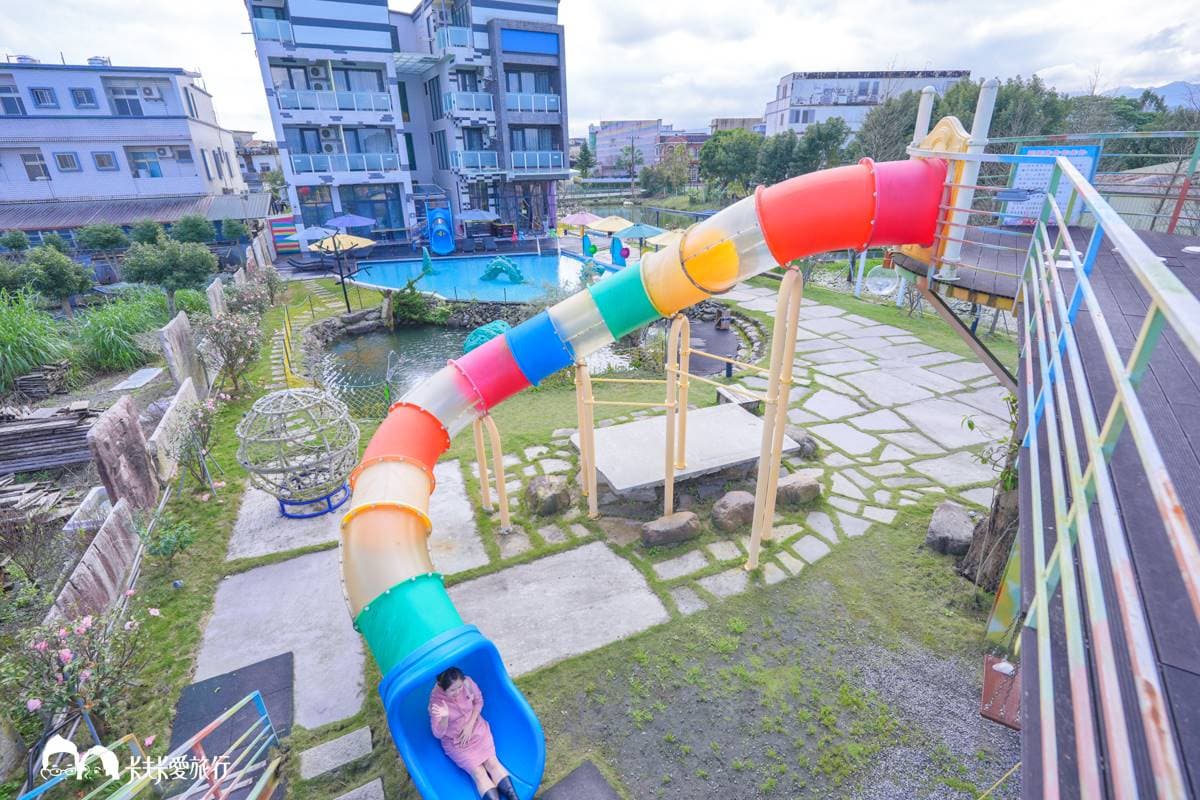 領券入住現省１千！宜蘭最狂「親子樂園民宿」，２層樓彩虹滑梯玩到翻
