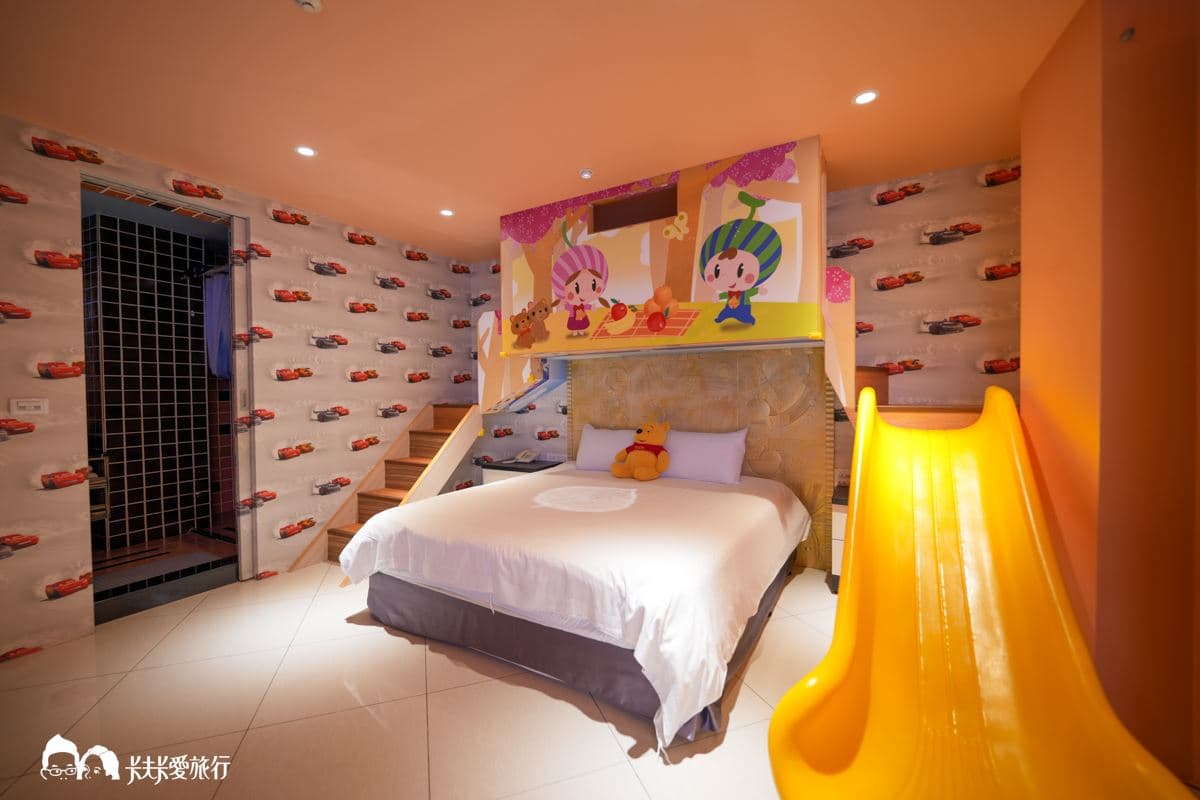 領券入住現省１千！宜蘭最狂「親子樂園民宿」，２層樓彩虹滑梯玩到翻