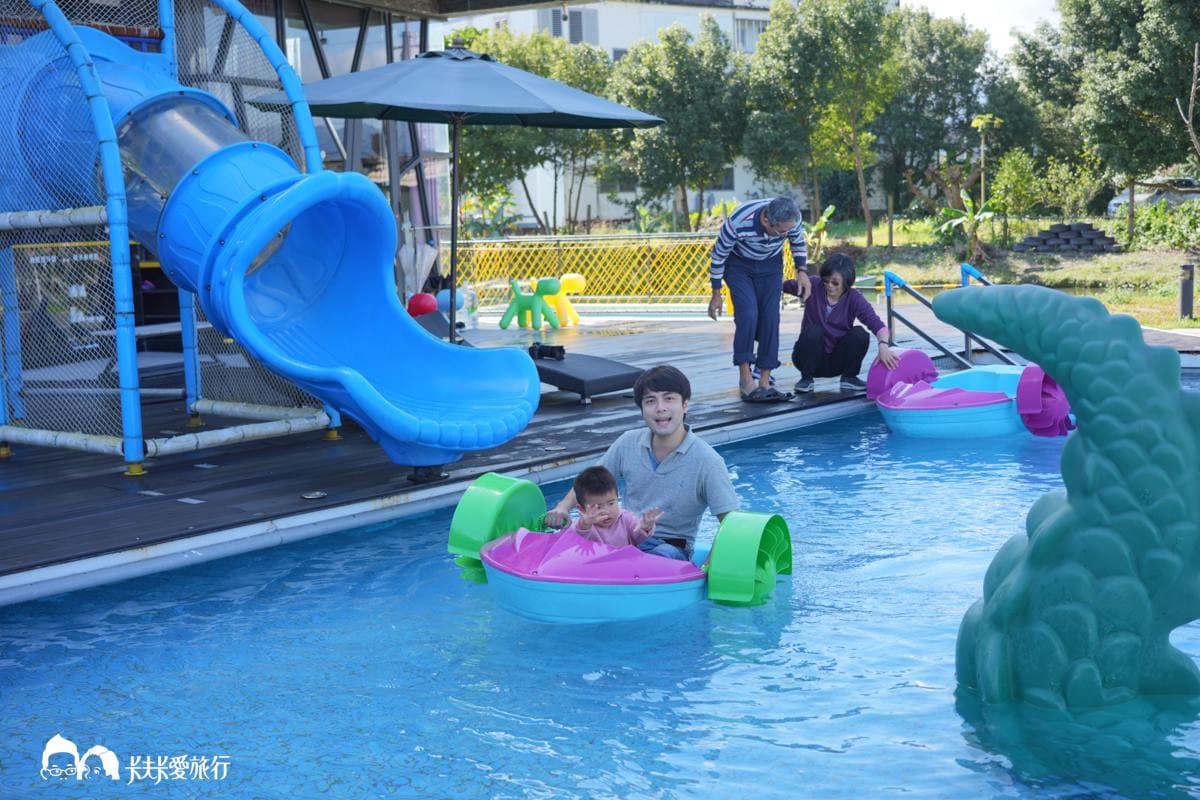 領券入住現省１千！宜蘭最狂「親子樂園民宿」，２層樓彩虹滑梯玩到翻