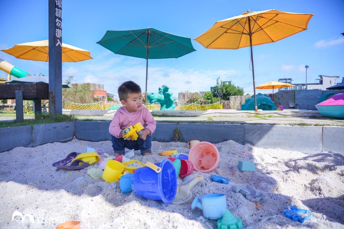 領券入住現省１千！宜蘭最狂「親子樂園民宿」，２層樓彩虹滑梯玩到翻