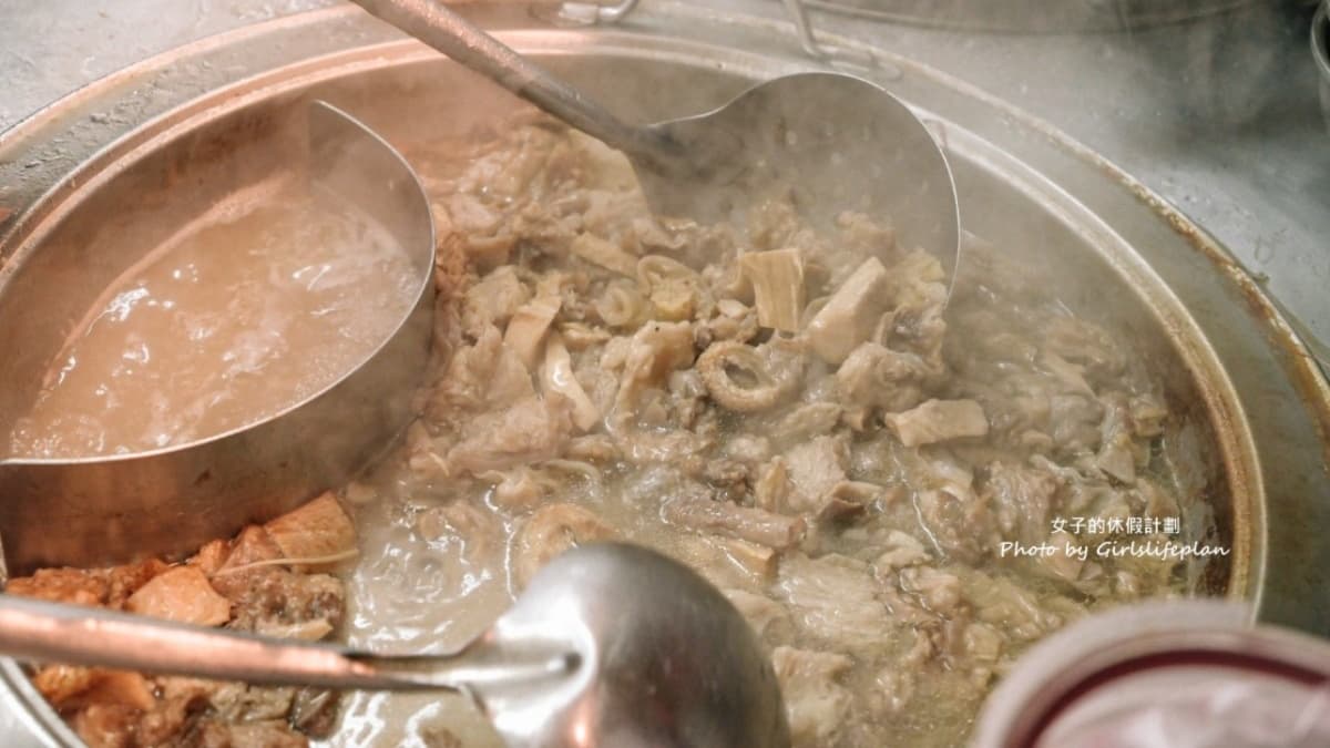 店內有一大鍋的牛雜熬煮，也是店家招牌之一，喝不夠還可以續湯！（圖片來源：女子的休假計劃）