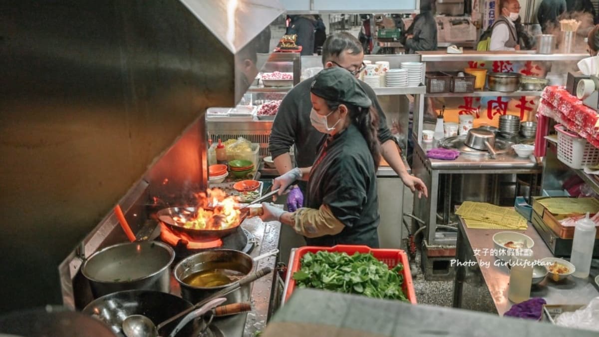 店內主打各式牛肉料理，更被網路鄉民大推為「台北最好吃炒牛肉」。（圖片來源：女子的休假計劃）