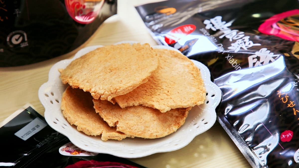 非油炸的原味蝦爆餅相對健康，比較沒有酥脆口感，吃起來入口即化。（圖片來源：老爺爺與小老婆）