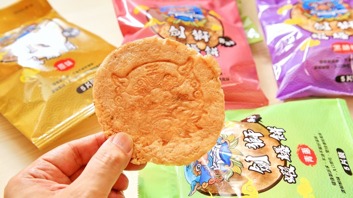「劍獅蝦爆餅」印上代表台南安平的劍獅造型花紋，滿有趣的。（圖片來源：老爺爺與小老婆）