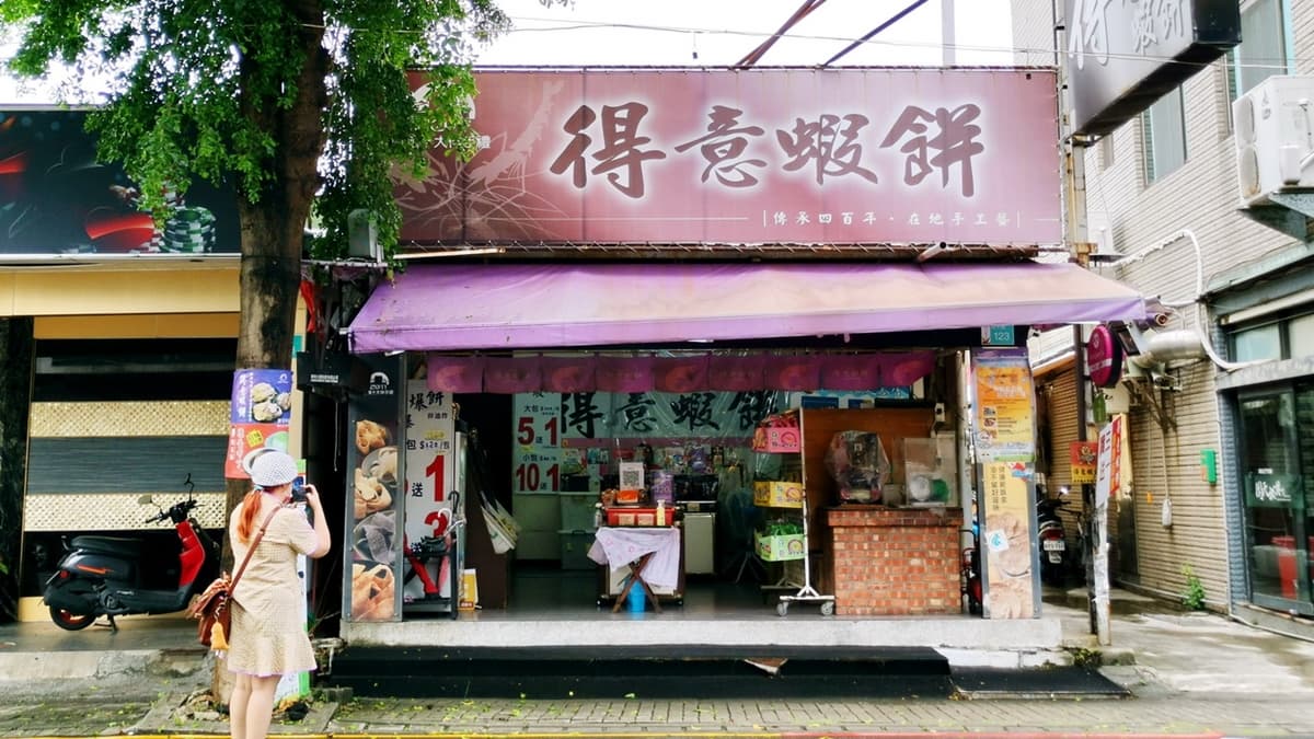 店家選用當地沿海一帶的野生鮮蝦，採天然工法製作，無防腐劑及人工添加物。（圖片來源：老爺爺與小老婆）