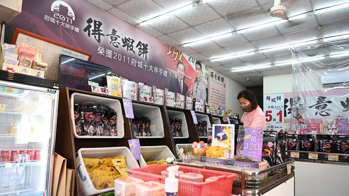店裡的蝦餅有原味、辣味、香蔥、黑胡椒、泰式、墨西哥、海苔共７種口味可選。（圖片來源：快樂的過每一天）