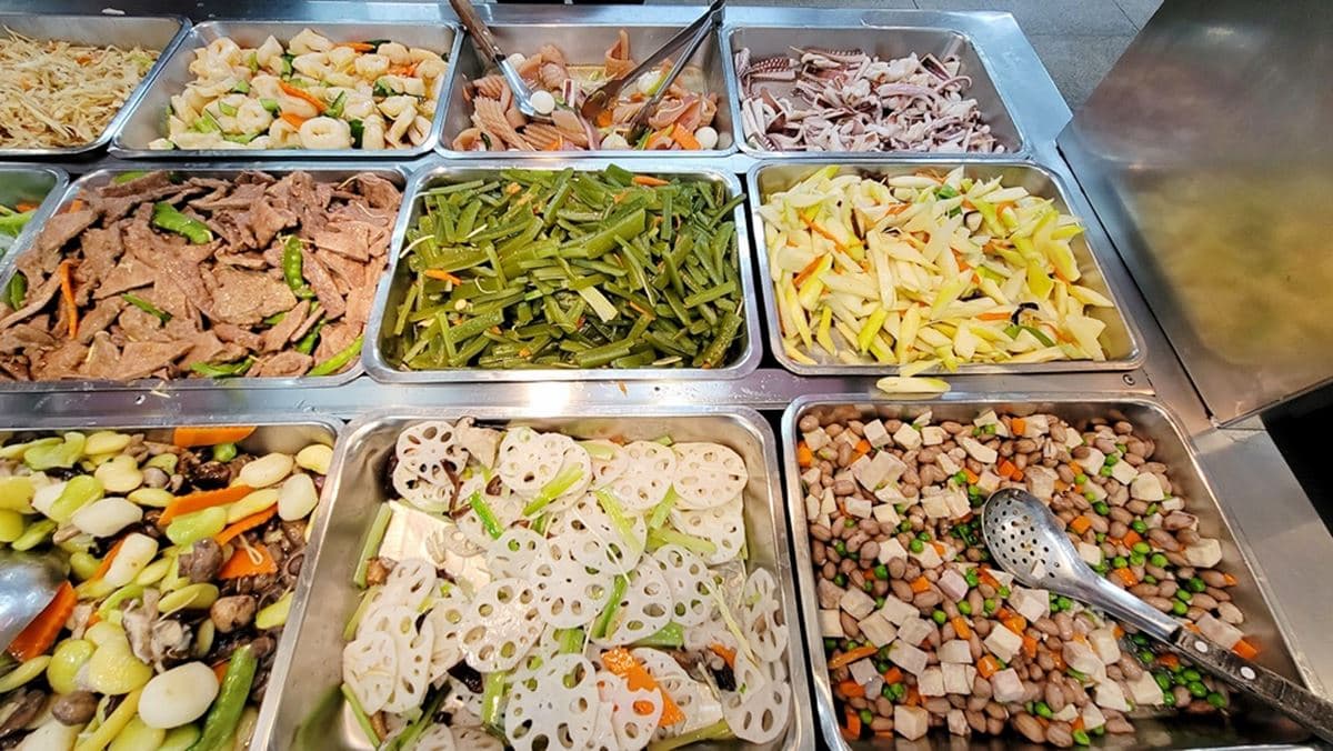 台中隱藏版「高CP值自助餐」！超過80道菜色任你選，百元出頭整盤夾到滿
