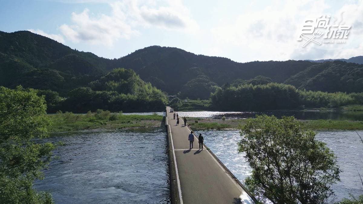 低矮堅固的橋樑成為此地區的特徵，比傳統橋樑更能融入自然景觀。