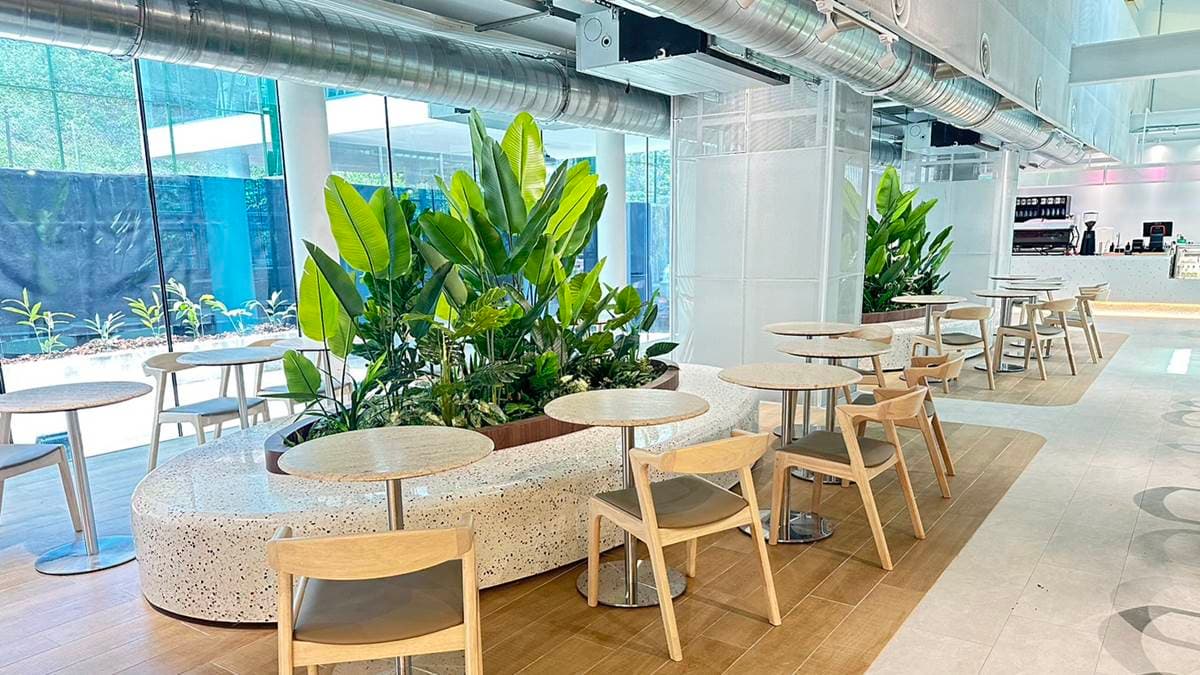 將原黑猩猩的家改造成餐飲空間，讓民眾進入鐵籠內，達到換位思考的效果。（圖片來源：高雄觀光局）