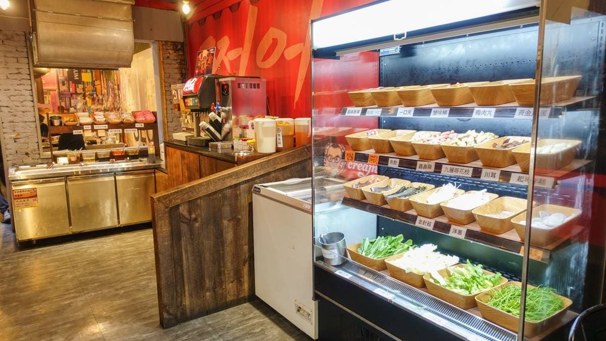 自助吧提供肉品、火鍋料、蔬食、小菜、飯麵煮食等超過70種食材任夾。（圖片來源：艾莉絲愛旅行）