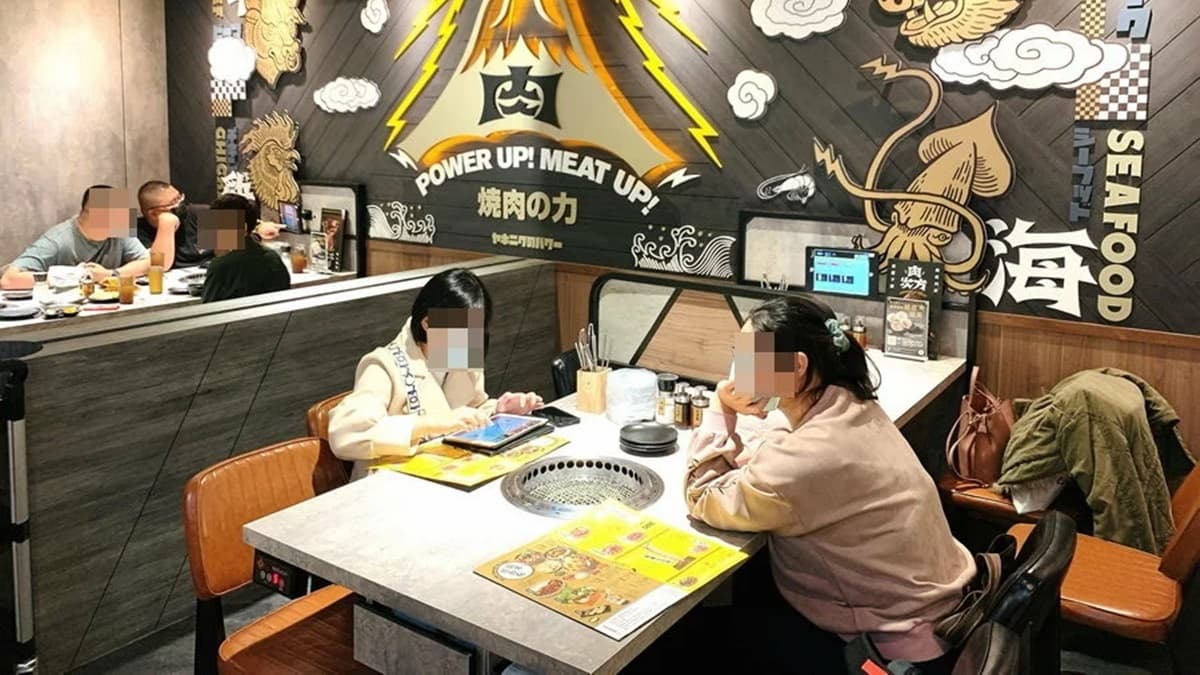座位很寬敞，每桌都有附１個平板可以點餐。（圖片來源：猴屁的異想世界）