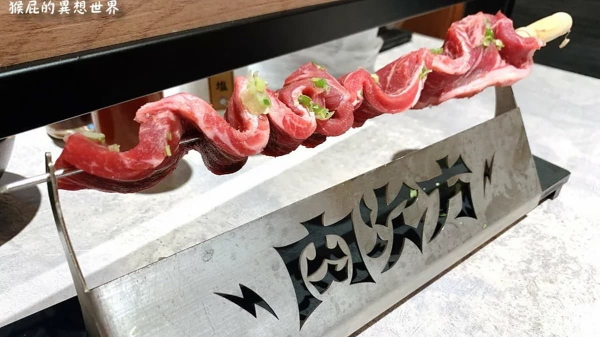 特色肉品「絕品昇龍牛」長度超過35公分，肉質厚實軟嫩，視覺效果滿分。（圖片來源：猴屁的異想世界）