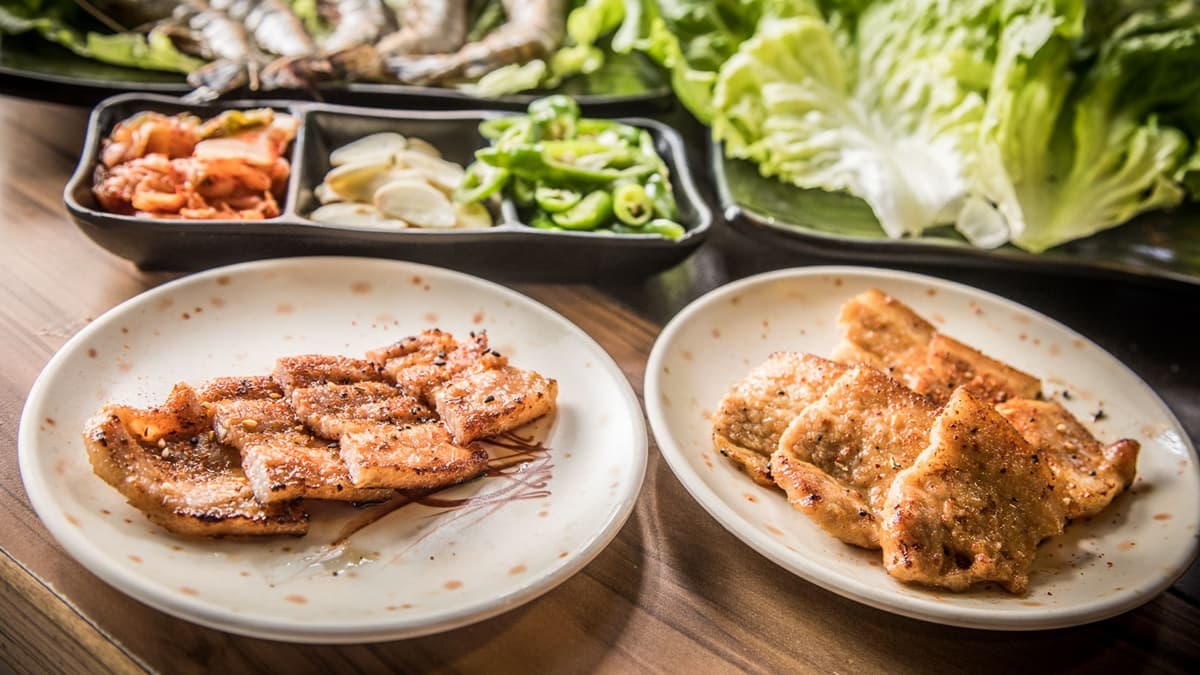 烤肉可搭配生菜、泡菜等佐料享用。（圖片來源：大手牽小手。玩樂趣）