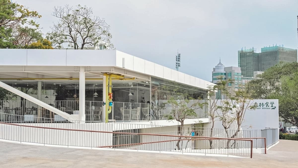 森林食堂位於新竹動物園旁，不需購票入園就能來用餐。（圖片來源：女子的休假計劃）