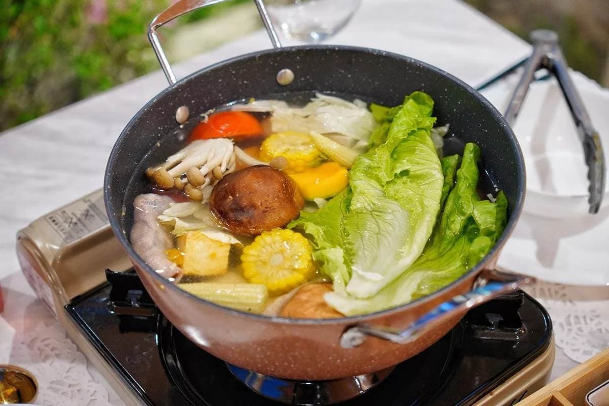 懶人快衝！苗栗全新豪華露營搶住「森林系帳篷」，一泊四食嗑火鍋＋重慶烤魚