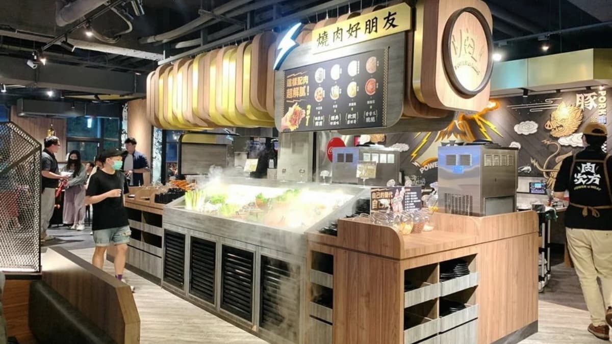 自助吧有生菜、醃漬小菜、熟食、飲料、甜點可無限享用。（圖片來源：猴屁的異想世界）