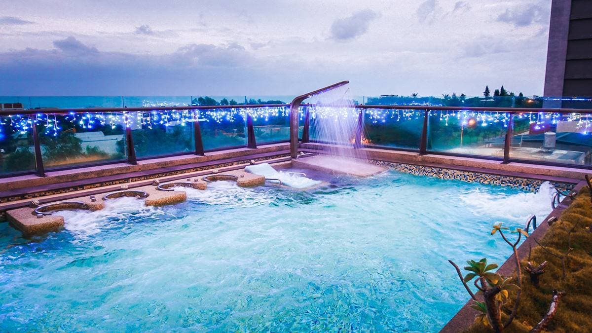 另一側的水療池可以進行水中SPA，這池的水深也比較淺。（圖片來源：艾莉絲愛旅行）