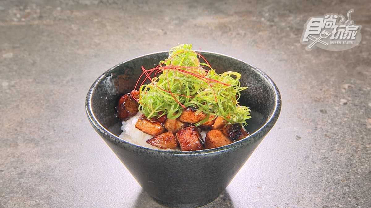 「主廚辛味叉燒飯」選用辣中帶甜味的烤肉醬，搭配白飯吃起來超開胃。