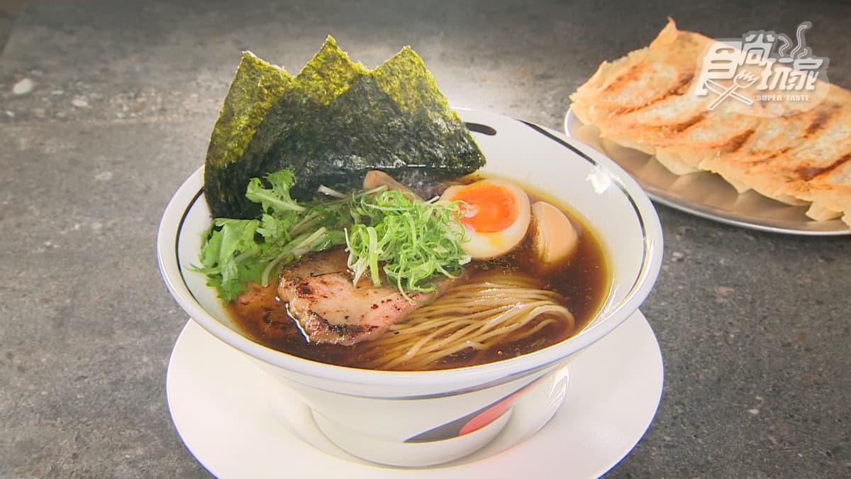 「吊燒五花黑潮拉麵」湯頭飄醬油香氣，麵條吃起來很有嚼勁。