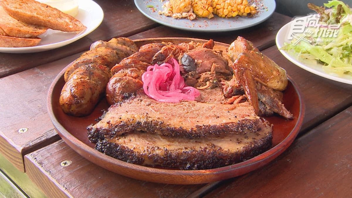 「大組合餐」裡有馬告香腸、乳酪牛肉煙燻腸、煙燻牛胸肉等。