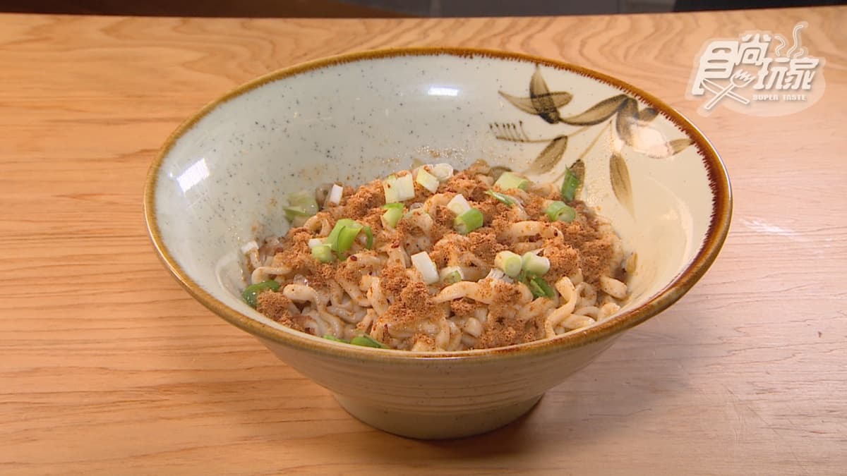 「香辣魚鬆拌麵」拌入細魚鬆和辣味聰明醬，相當唰嘴。