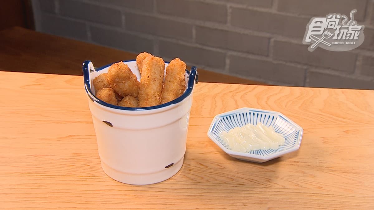店家發揮創意，將嘉義美食必沾的「白醋」美乃滋用來沾炸魚薯條。