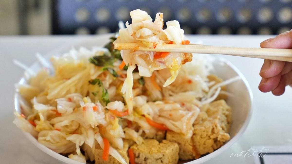清爽蘿蔔絲與泡菜的味道、臭豆腐的酥脆度，都跟本店差不多。（圖片來源：水晶安蹄不務正業過生活）