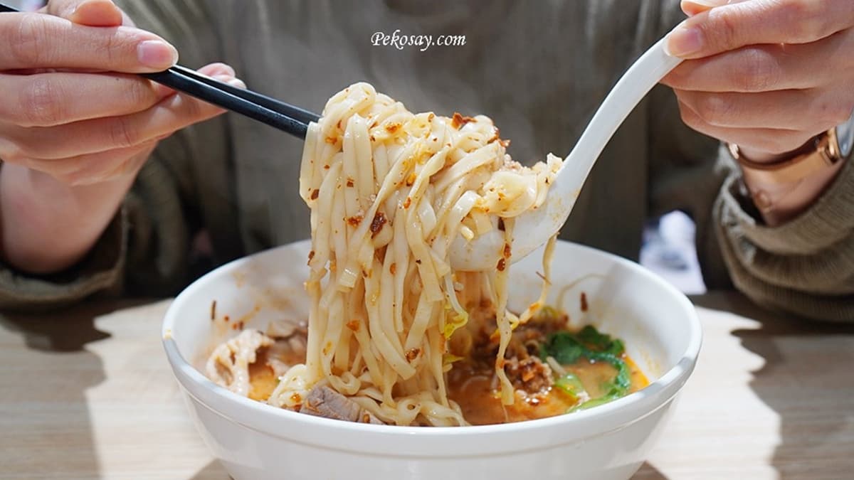 「泰式鮮奶酸辣麵」麵體的口感有點像粗的陽春麵。（圖片來源：PEKO の Simple Life）