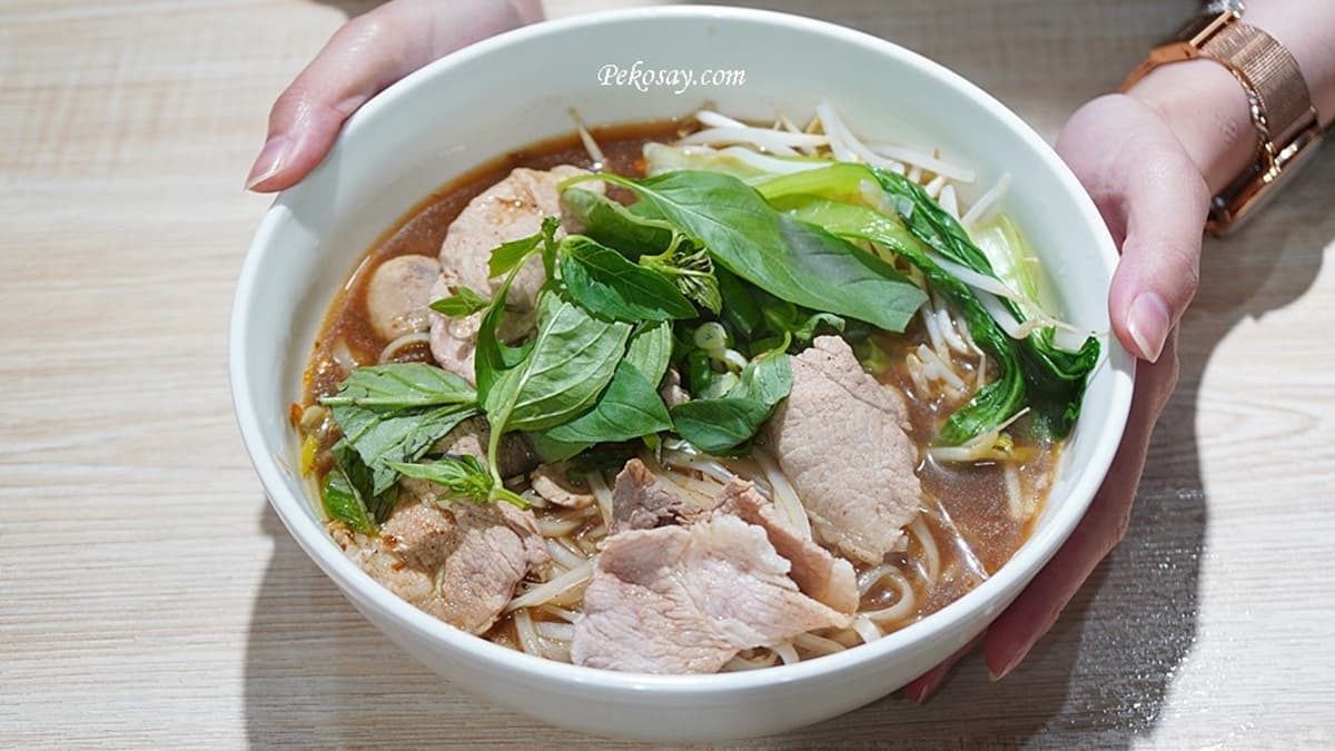 「泰式船麵」使用多種泰國香料燉煮，湯頭很有泰味。（圖片來源：PEKO の Simple Life）