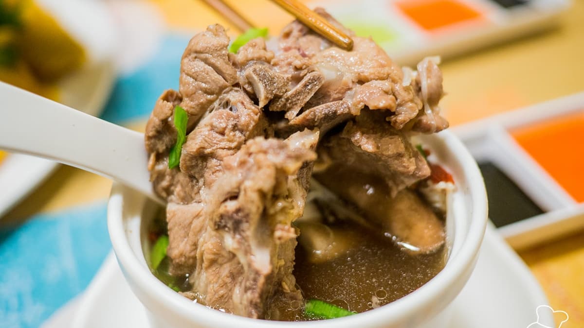 「黑蒜肉骨茶」添加了許多中藥材，但是藥味不濃厚，反而有種淡淡的清甜味。（圖片來源：阿君的玩食天堂）