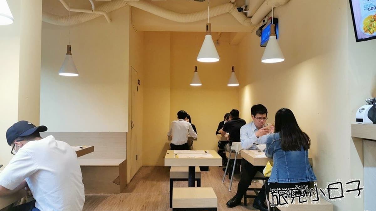 店內裝潢走的是簡約風，整體環境乾淨明亮。（圖片來源：旅充小日子）