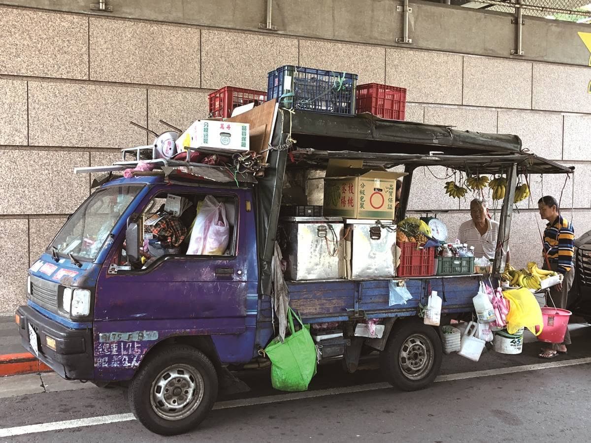 沒看過別說是台灣人！直擊「台味路邊攤」現場，夜市美食少「這東西」就是怪
