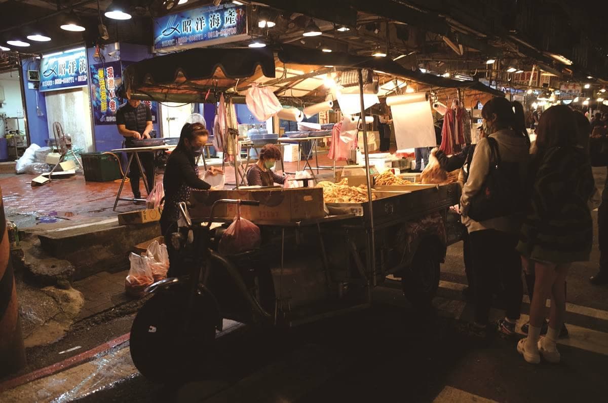 沒看過別說是台灣人！直擊「台味路邊攤」現場，夜市美食少「這東西」就是怪