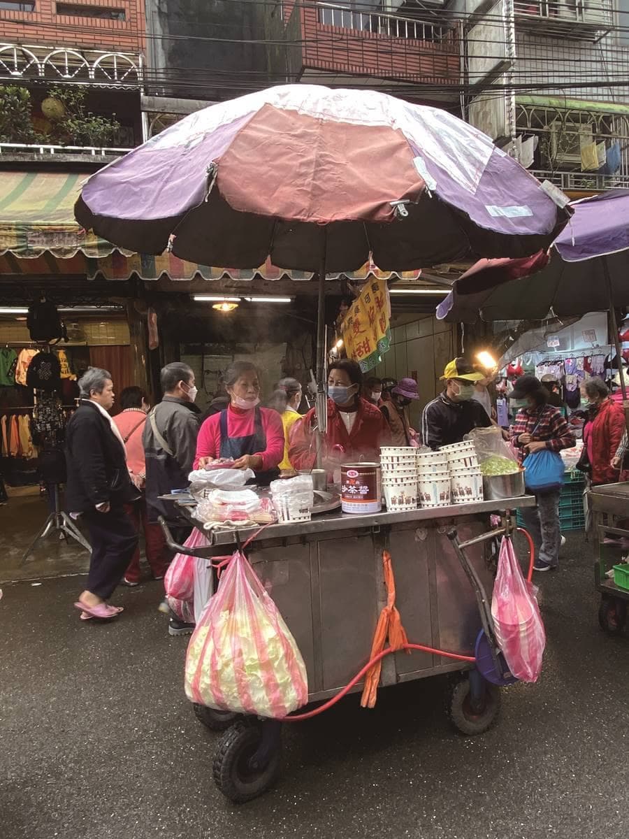沒看過別說是台灣人！直擊「台味路邊攤」現場，夜市美食少「這東西」就是怪
