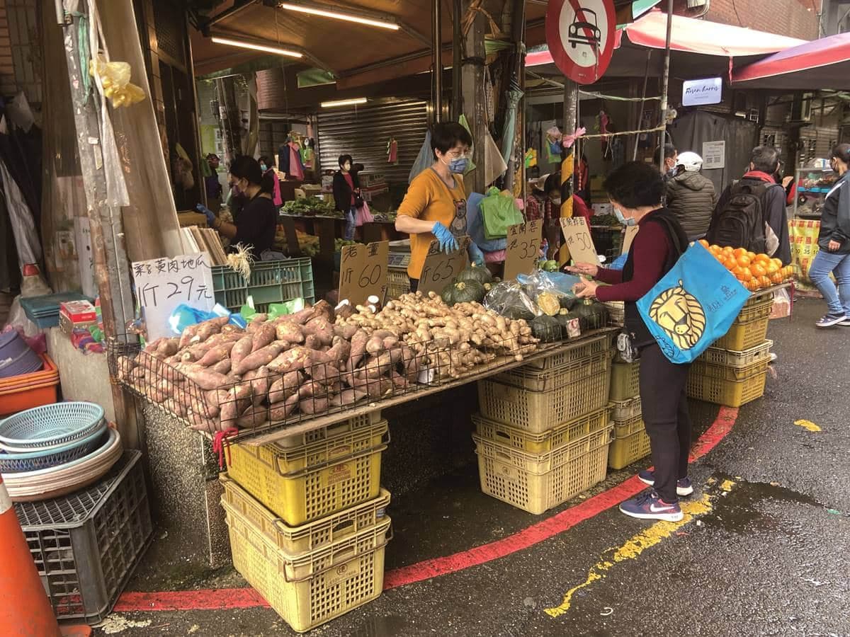 沒看過別說是台灣人！直擊「台味路邊攤」現場，夜市美食少「這東西」就是怪